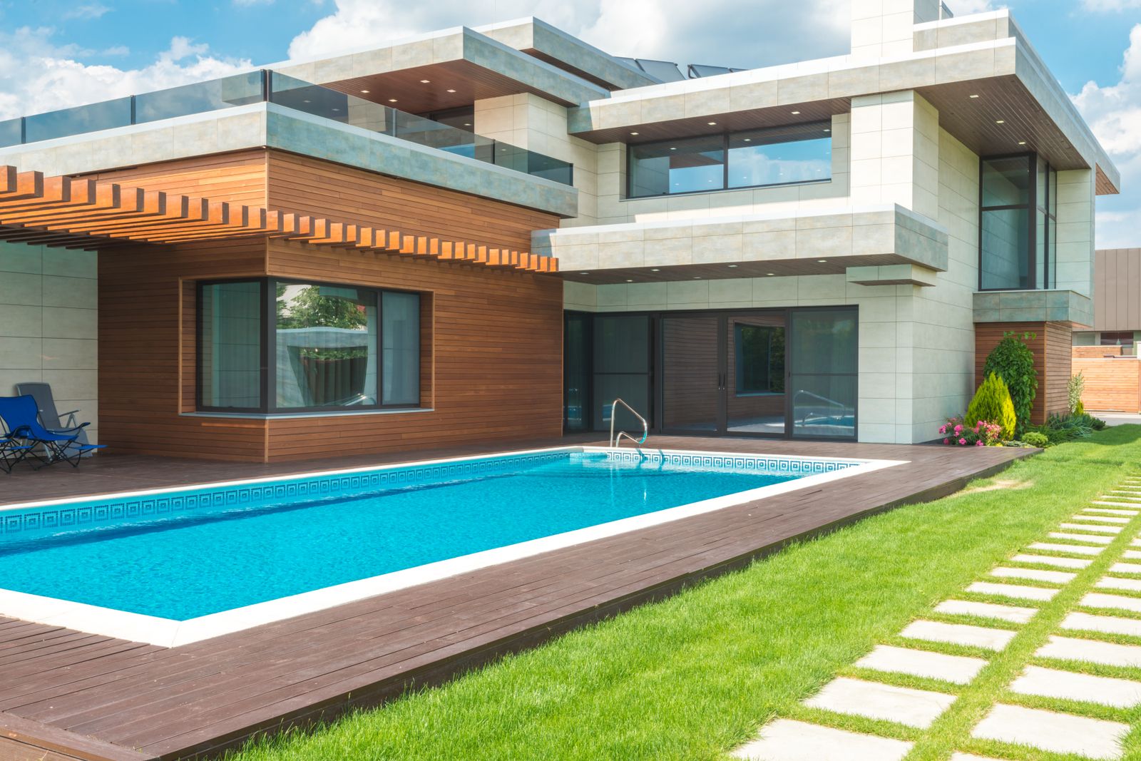 Family Resort-Style Pool – Monahans